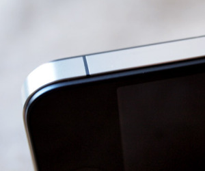 Holding the bottom corner of the iPhone 4 can cause signal problems